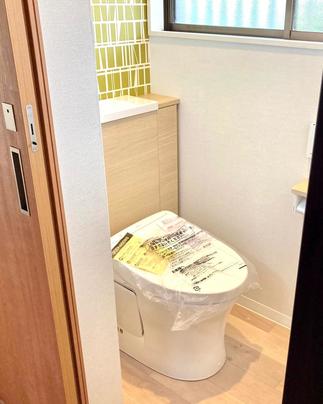 幾何学模様のおしゃれな明るいトイレ