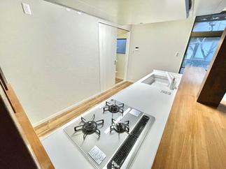 L型キッチンから、対面式の壁付I型キッチンへ。