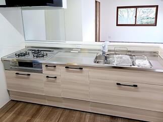 従来の壁付けキッチンから開放的なペニンシュラキッチンへ