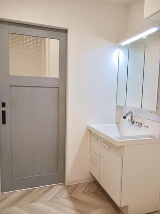 北欧モダンな雰囲気の洗面室