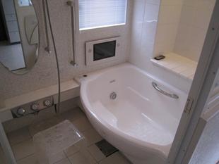 白基調のゆったりバスルーム