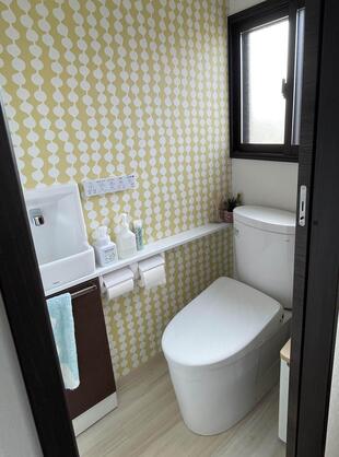 北欧柄が映える明るいトイレ