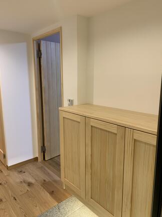 間接照明を付けたフロートデザインの玄関収納