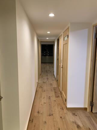 木目調に揃えた扉と廊下