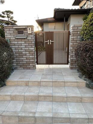 柔らかな色調の上品なエントランス