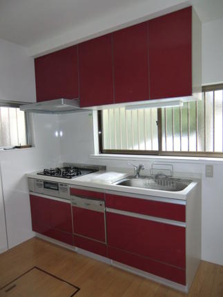 小さめのシステムキッチンに入れ替え、すっきり