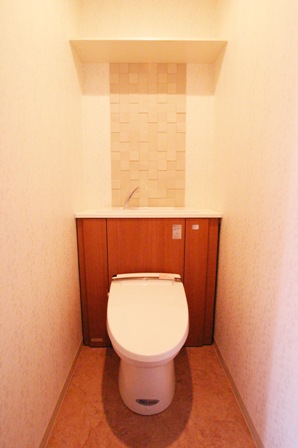 トイレは配管が隠せるマンション用ピタで。壁面の一部にエコカラットを貼ってアクセントにしました。