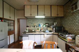 収納はたくさんあるのに、届きにくく使いづらかった以前のキッチン。