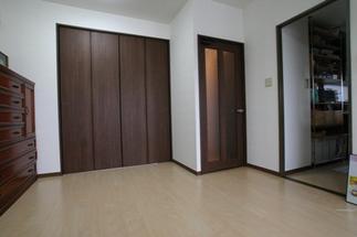 明るい色のフローリングと、濃い目の建具で落ち着いた空間に。