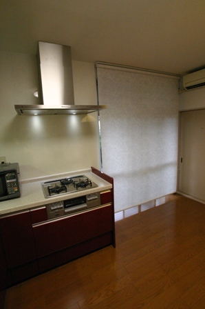 お掃除しやすくスタイリッシュなレンジフード。ロールスクリーンも新しく作り替えました。