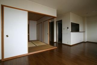 リビングに6畳の和室が隣接していました。