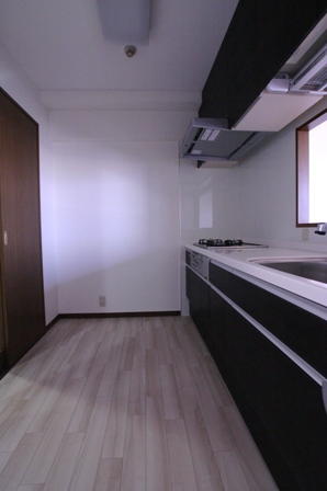 キッチンも、お風呂と同じく落ち着いた色でコーディネート。