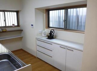 使いやすい大容量収納カウンターを設置