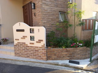 お子様の飛び出し防止と車等の危険から守る為門柱を設置