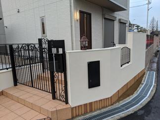 埋込型の宅配ボックスと門扉一体型のポストを設置！！