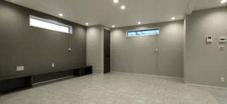 家族が集う明るいリビング