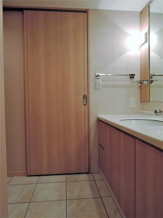 洗面室の床材やり替えにより清掃性も良くなりました。