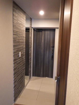 「壁にエコカラットプラスを取り付けたオシャレで空気のキレイな玄関」