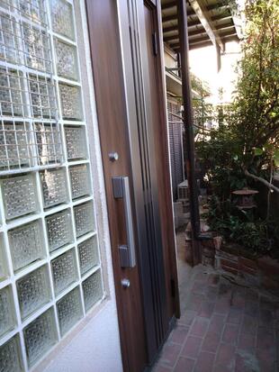 採光と採風で、空気の入れ替えができ（虫も入らない）明るく気持ちのいい「リシェント玄関ドア3」