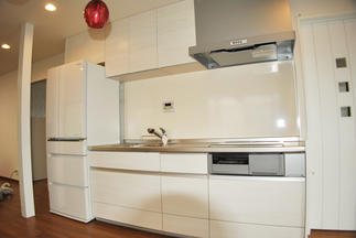 バルコニーに面した明るいダイニングキッチン