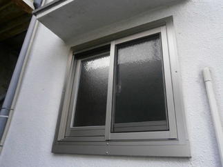 冬場の冷たい隙間風を一日で解決しました。