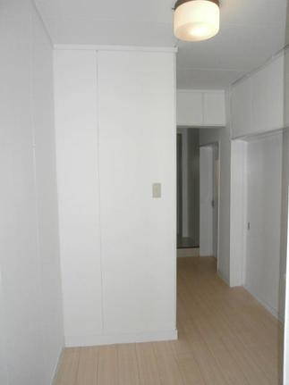 ドアを開けるのが楽しい明るい玄関に