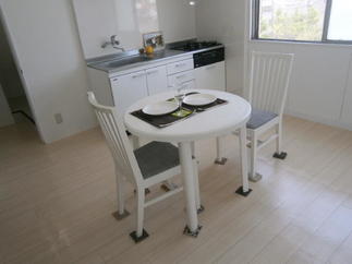 お掃除しやすく清潔感のある白いホーローキッチンに