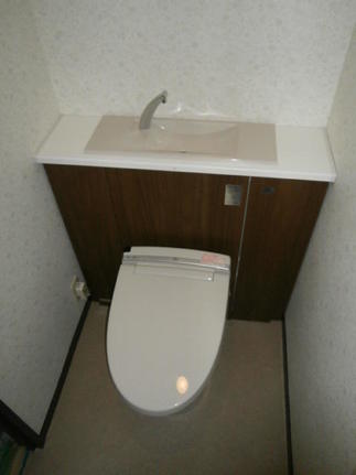 トイレまわりのクロスやフローリングもかえてい客様の希望のトイレ空間にしあげました