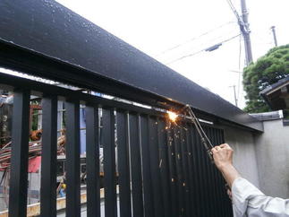 鉄製の門扉の解体状況です。