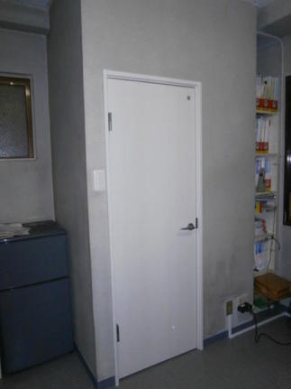 汚れが目立っていた扉を