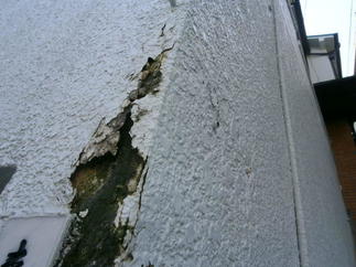 ボロボロだったリフォーム前の外壁です。