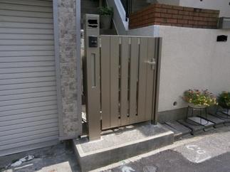 外壁のリフォームをきっかけに玄関の門扉も新しく変えました