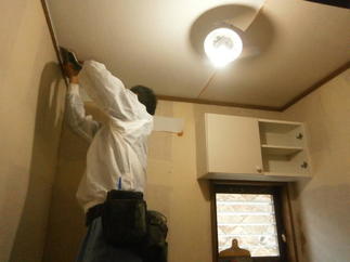 施工中のクロス貼り換えの状況です