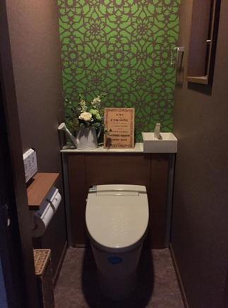 どこか神秘的な空間のトイレ