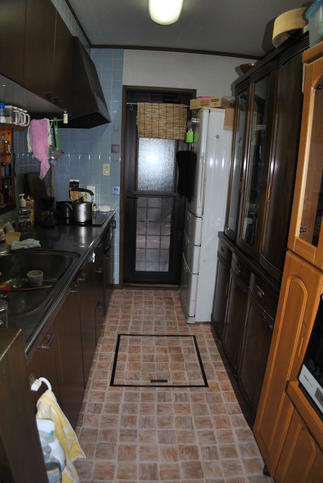 貼替えたキッチンの床シート