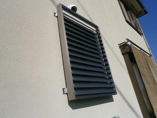 目隠しルーバーも取り付けました。