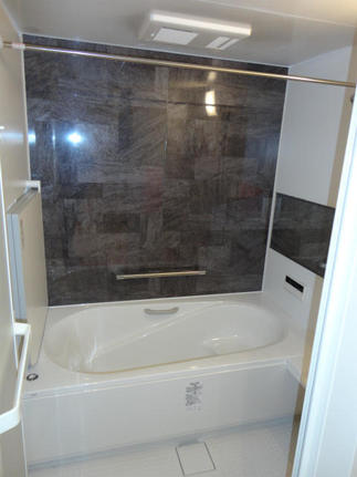 ゆったりとした浴室空間