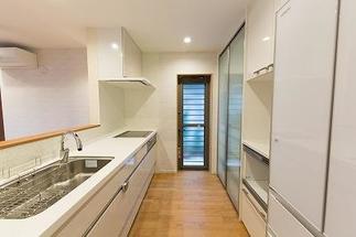 収納充実のオープンキッチン