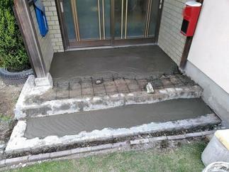 玄関前タイル張工事　施工中