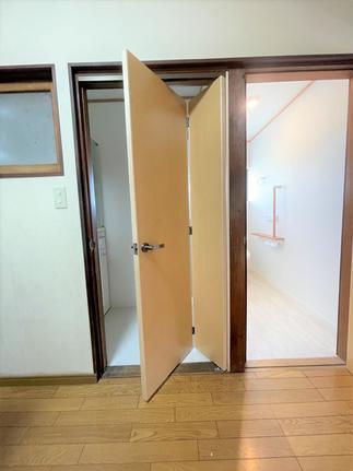 開き戸から中折れ戸に