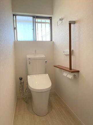 紙巻き器は手すりつき。