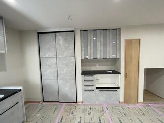 収納はカップボードと家電タワー