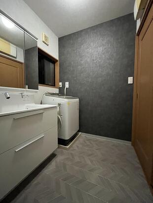 空間にメリハリを～アクセントクロスが映える洗面室リフォーム～