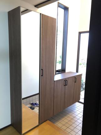 ミラー付きの扉でお出かけ前にチェック！