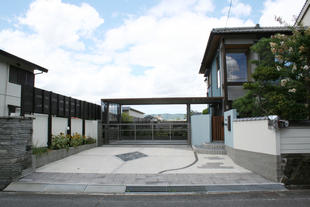 和と洋の調和がとれた芝生のある外構　　大和郡山市