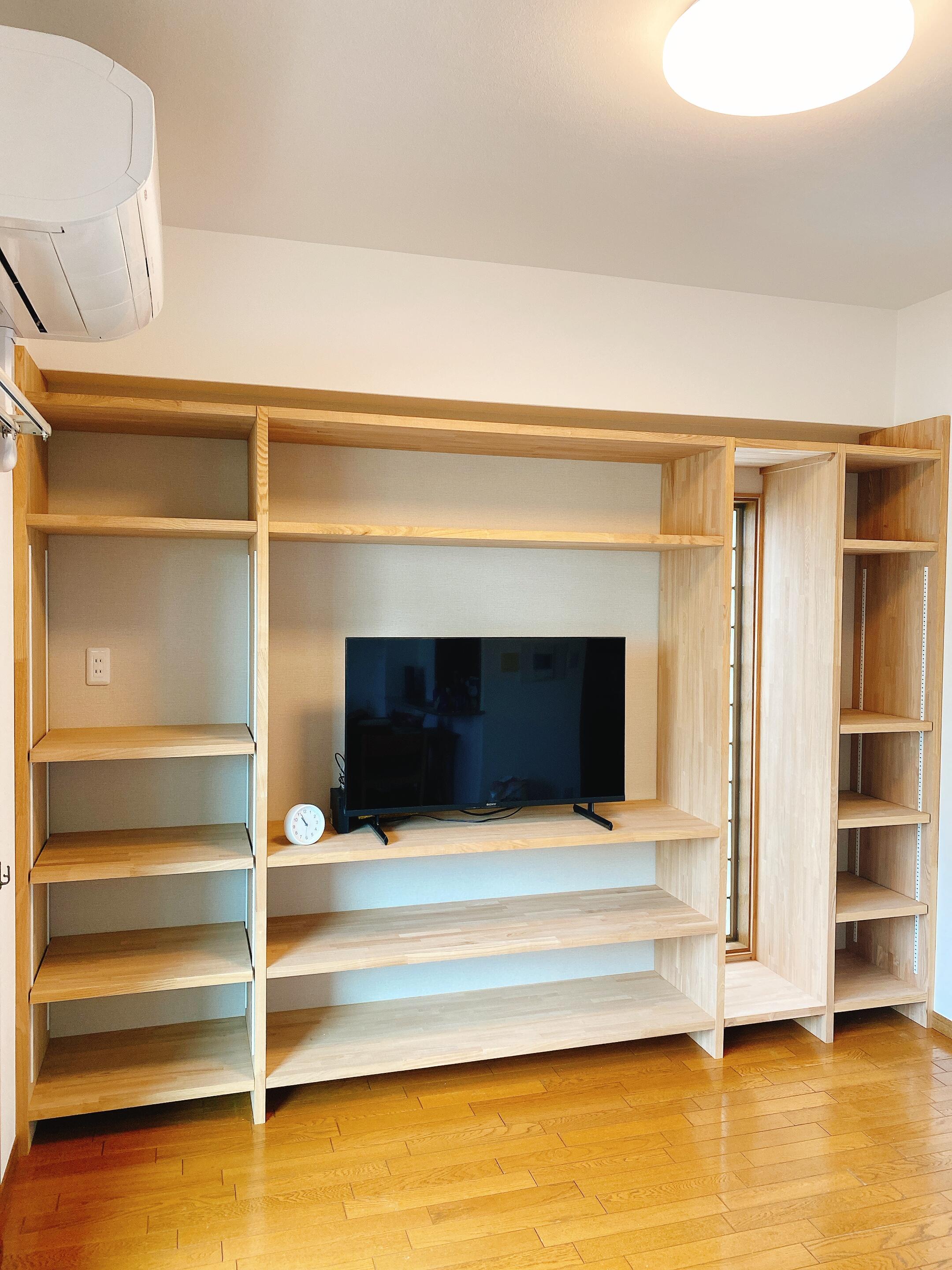 暮らしの道具がぴったり収まる、タモ材の壁面収納 | 奈良市｜住宅
