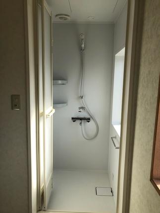 シャワールームもできました。既存の窓を利用してシャワールームの設置したので位置に悩みました。