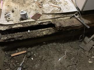 まずは壁床を全て撤去していきます。