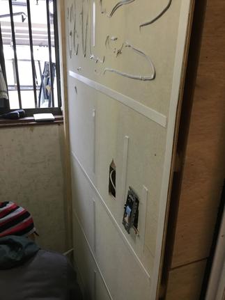 壁にキッチンパネルを貼ります。