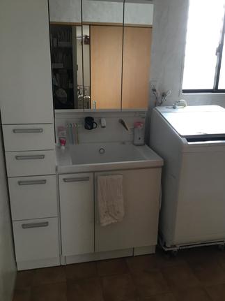 収納がたくさんできる洗面化粧台にしました。